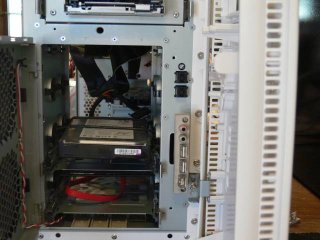 The rubber band mounting scheme from Antec.